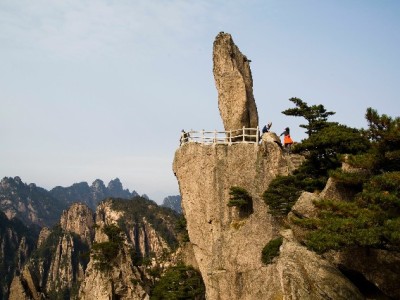 手机膜也能“先贴后付”？抖音月付合作商家“出财小神”实测体验